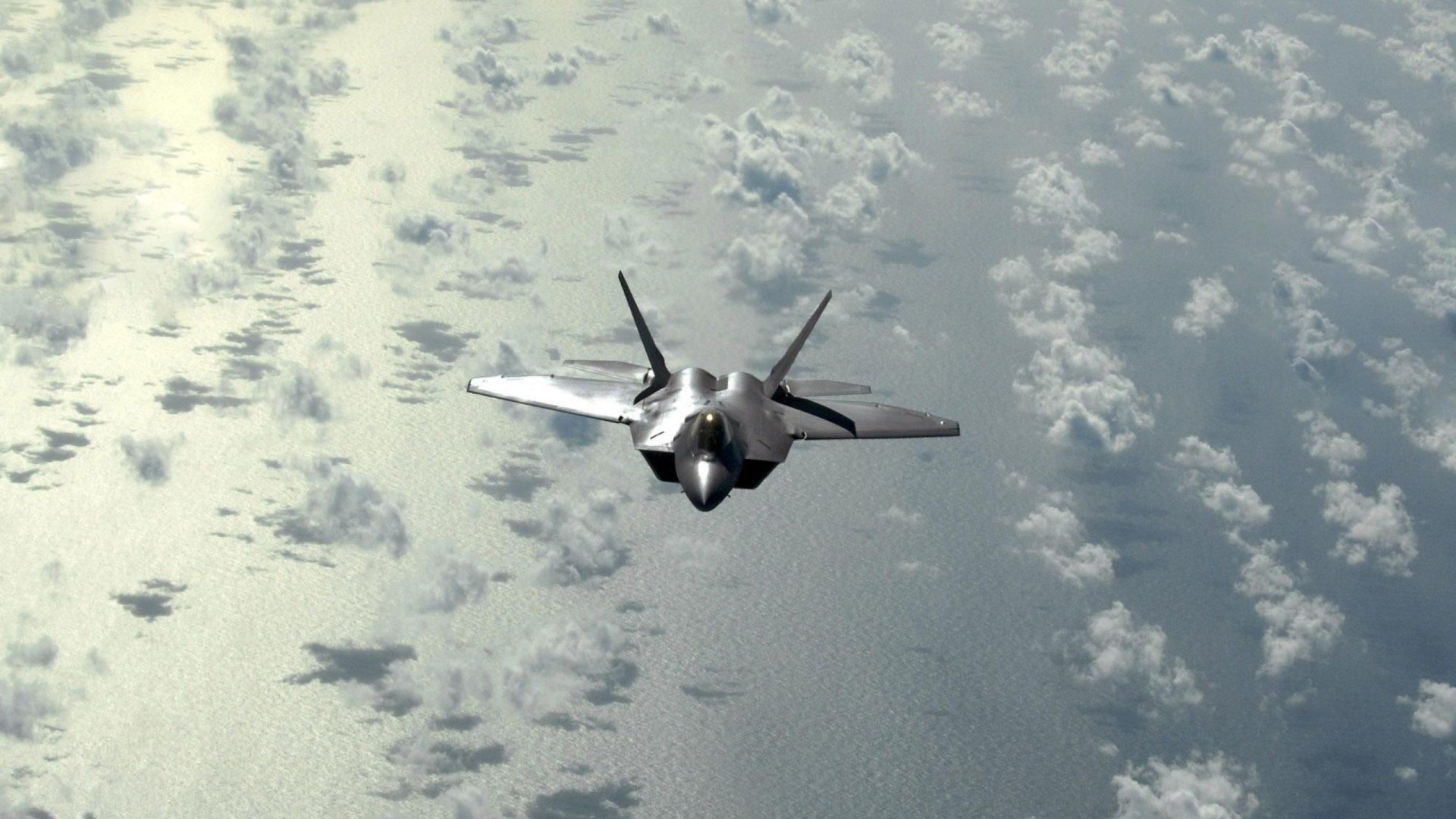 超越袖标抗议，阿尔瓦雷斯的一球，如何踢碎了足球场上的双重沉默？